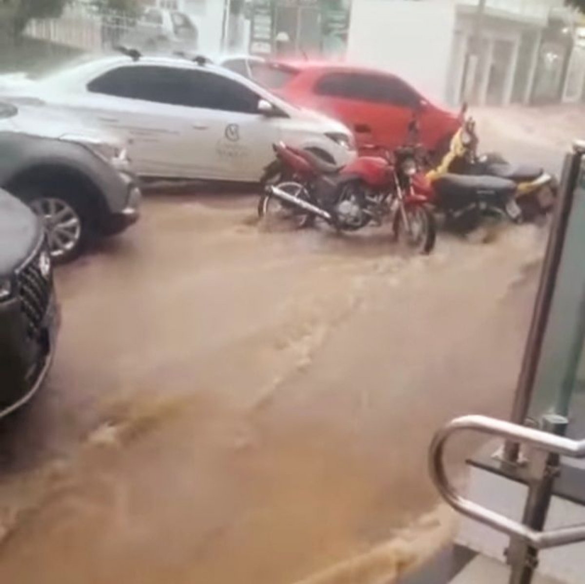 Chuva forte causa estragos  na tarde desta sexta(07) em Caetité — imagem 3